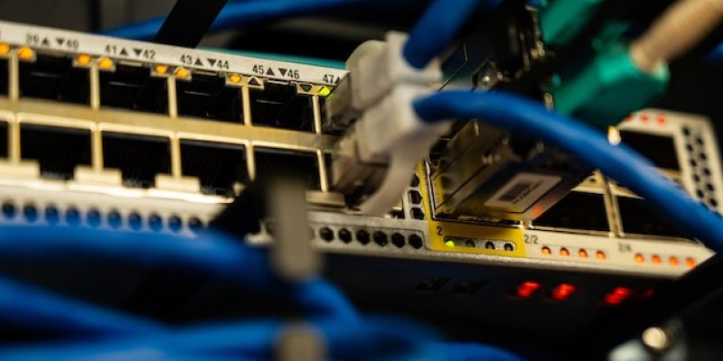 image d'un switch  réseau avec câbles RJ45